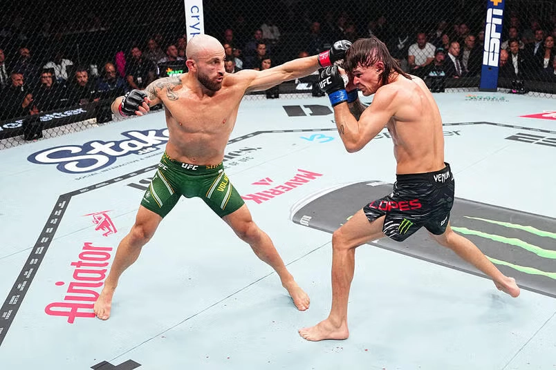 UFC格鬥賽精彩瞬間,選手拳擊激烈交鋒畫面